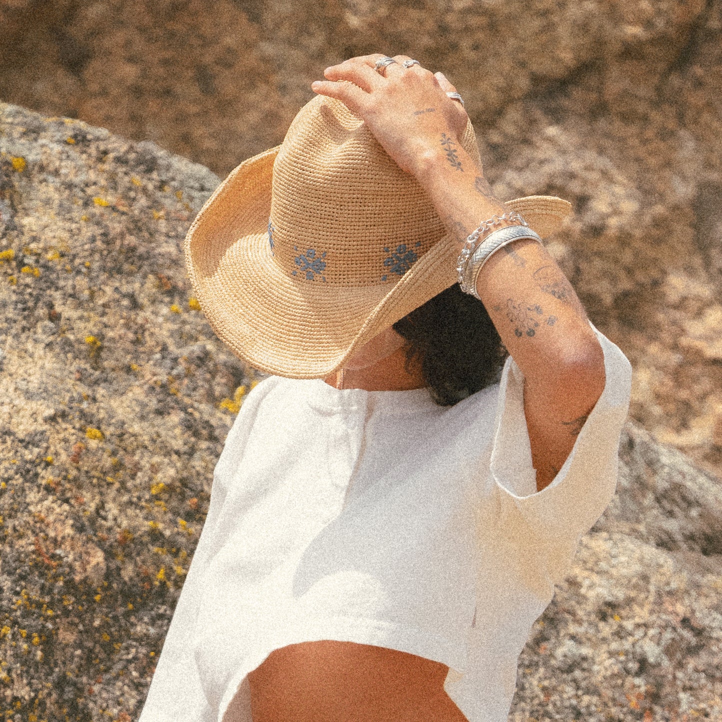 Chapeau de Cowboy en Raphia Crocheté Odessa beige sable-bleu BRIXTON