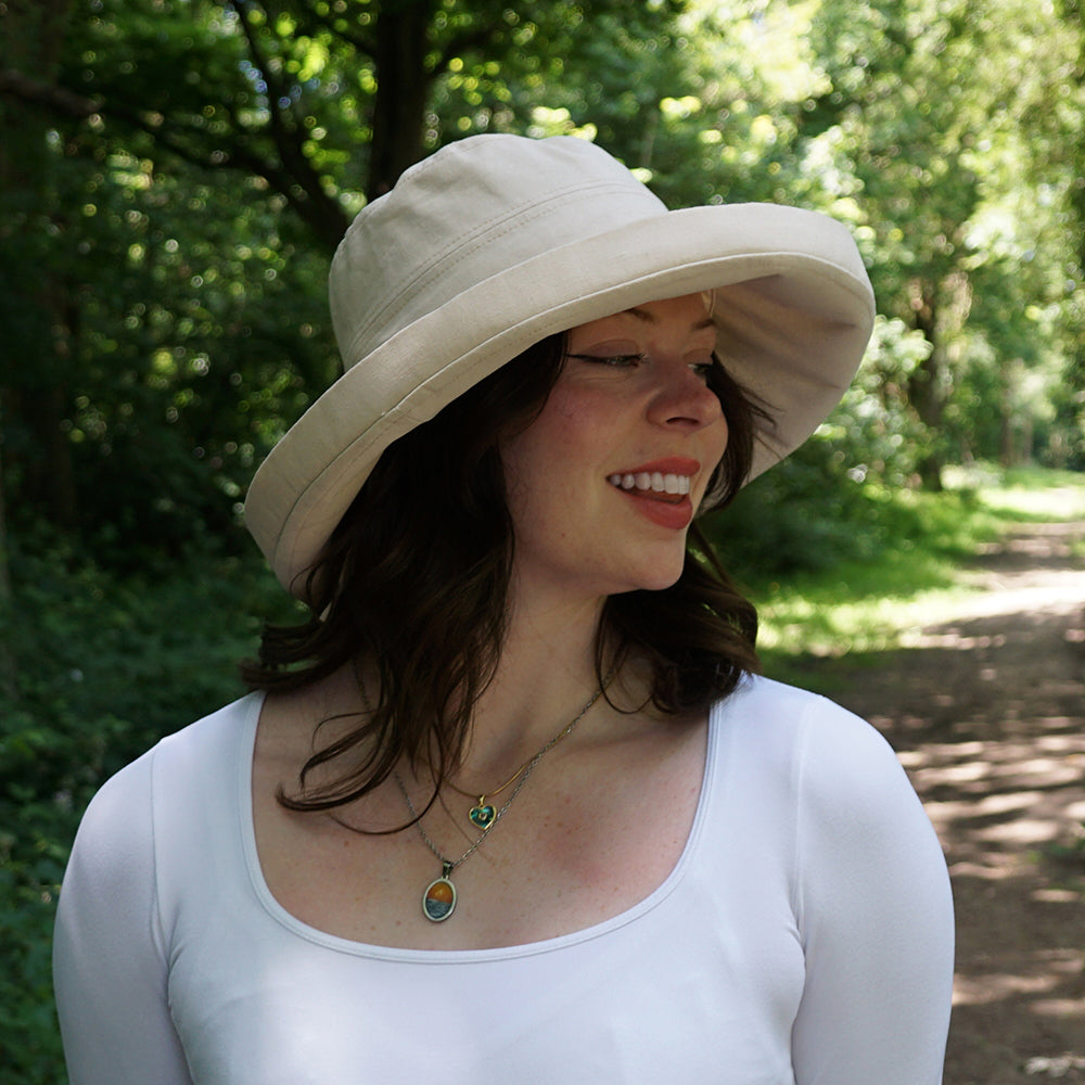 Chapeau Été en Lin et Coton Pliable Lily sable SUR LA TÊTE