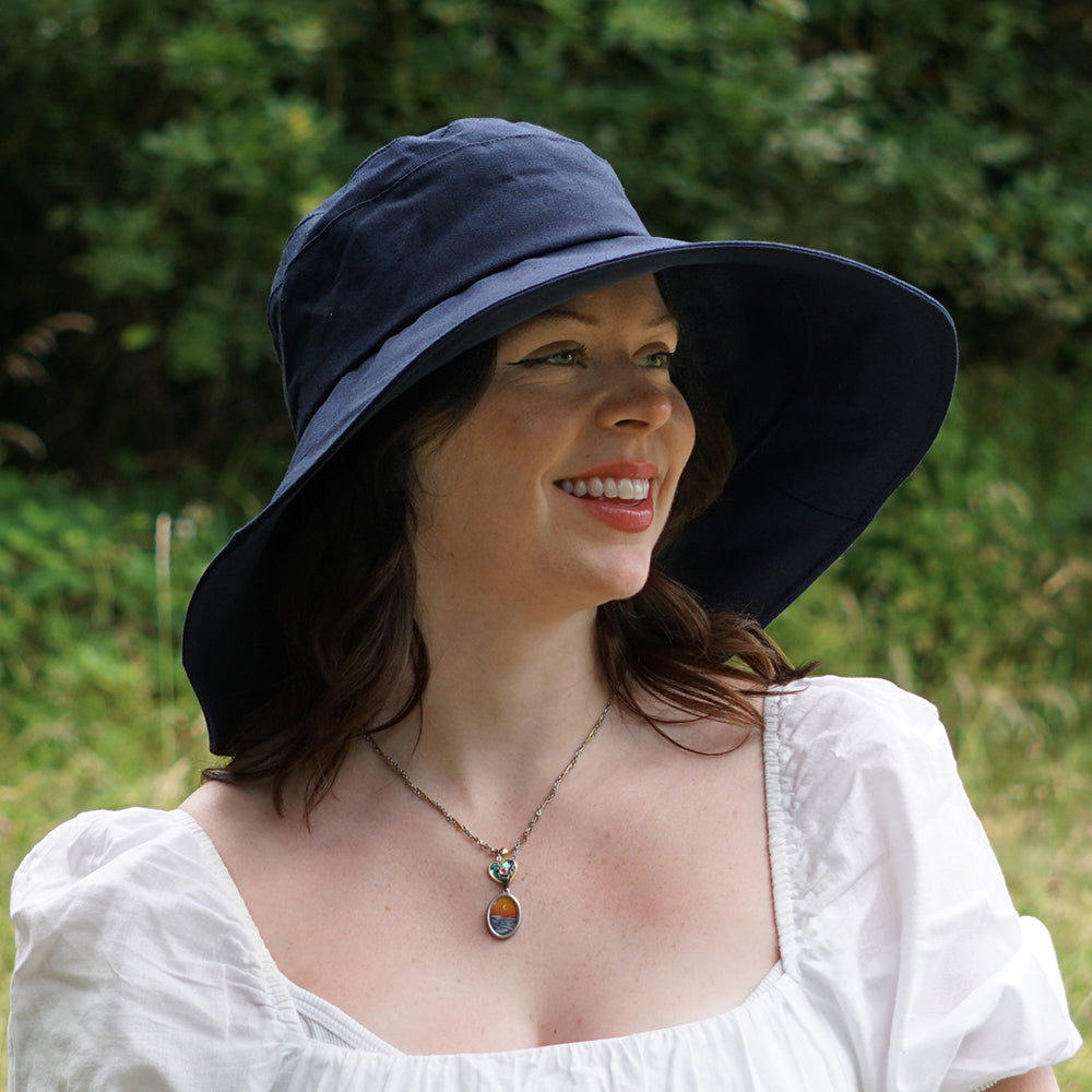 Chapeau Été en Lin et Coton Pliable Monaco bleu marine SUR LA TÊTE