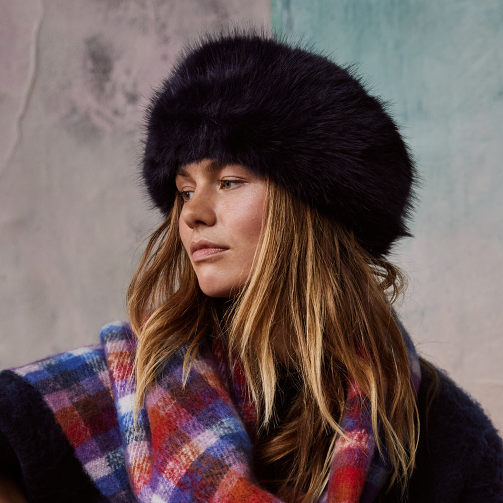 Toque Hiver en Fausse Fourrure Angeliqa bleu marine BARTS