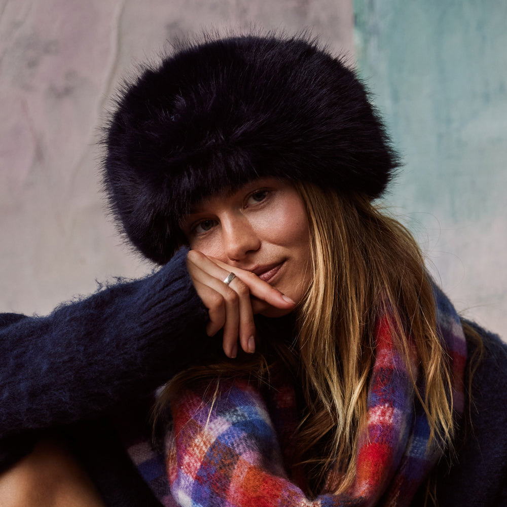 Toque Hiver en Fausse Fourrure Angeliqa bleu marine BARTS