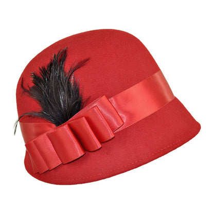 Chapeau Cloche Chloe rouge SUR LA TÊTE