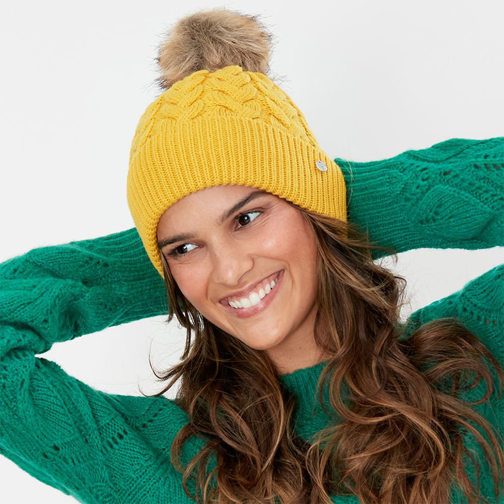 Bonnet à Pompon en Fausse Fourrure et Torsades Elena moutarde JOULES