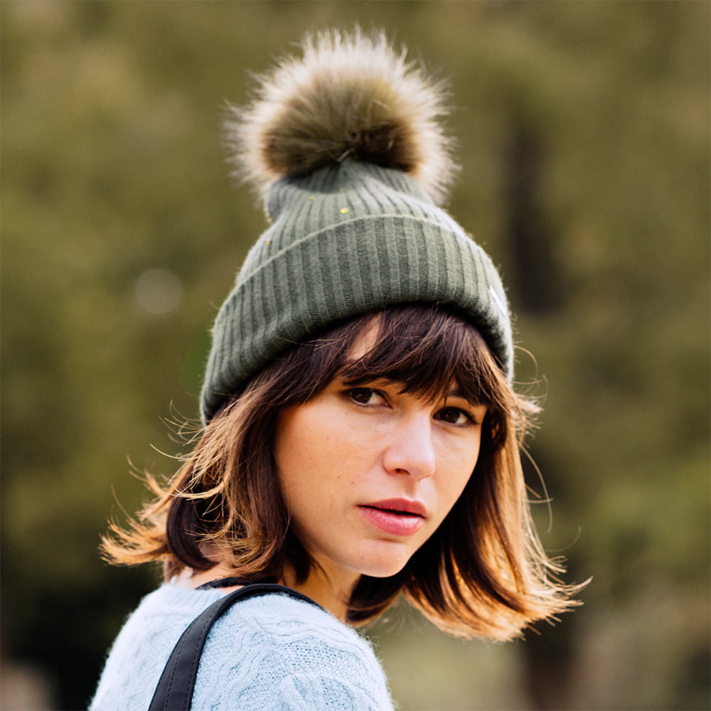 Bonnet à Pompon en Fausse Fourrure et Strass Mithra forêt BARTS
