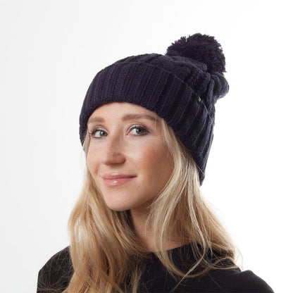 Bonnet à Pompon à Torsades bleu marine JAXON & JAMES - VENTE EN GROS